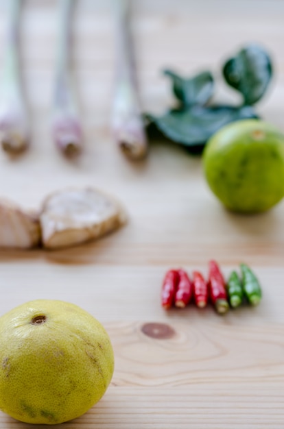 Ingrediente dell&#39;erba della cucina tailandese dell&#39;alimento della minestra piccante di Tom Yum su fondo di legno