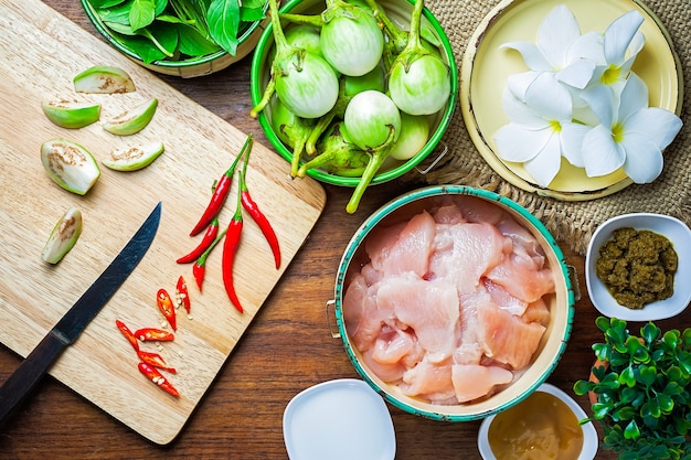 Ingrediente di pasta di curry verde tailandese con ricetta di petto di pollo (Gaeng Kiew wan).