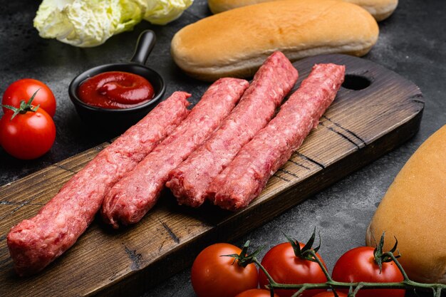 Ingrediente hotdog crudo su sfondo nero tavolo in pietra scura