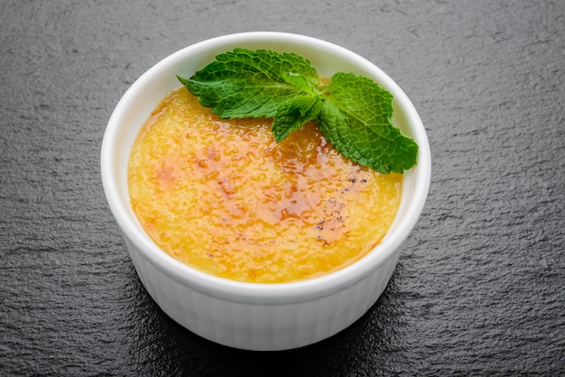 Ingrediente per crème brulée tradizionale, dall'alto