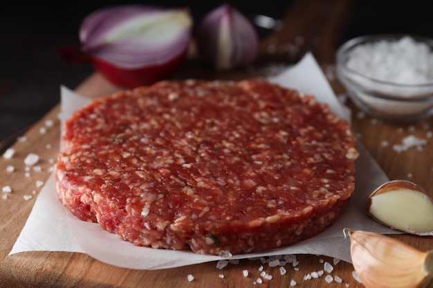 Ingrediente per cucinare carne macinata alla griglia