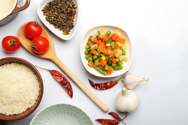 Ingredienti alimentari e utensili da cucina per cucinare isolati su bianco