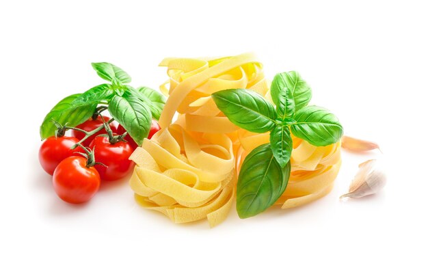 Ingredienti alimentari per pasta italiana su bianco.