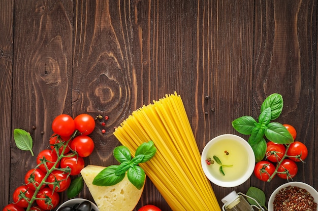 Ingredienti alimentari per pasta italiana su legno.