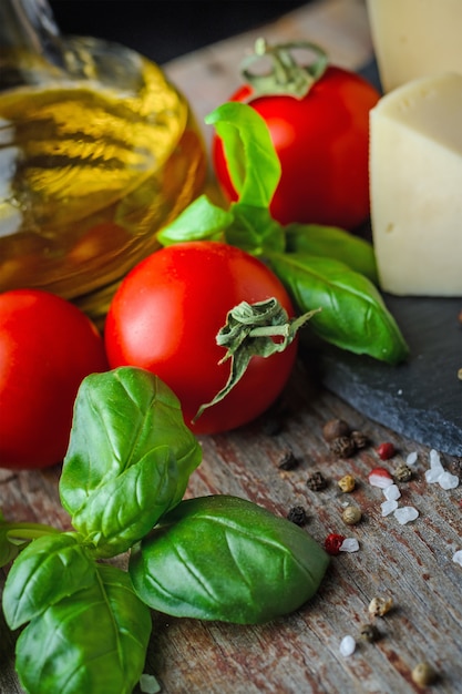 Ingredienti alimentari su fondo in legno