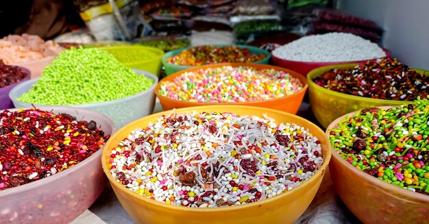 Ingredienti colorati di Varanasi Paan che è dolce betel di banaras India