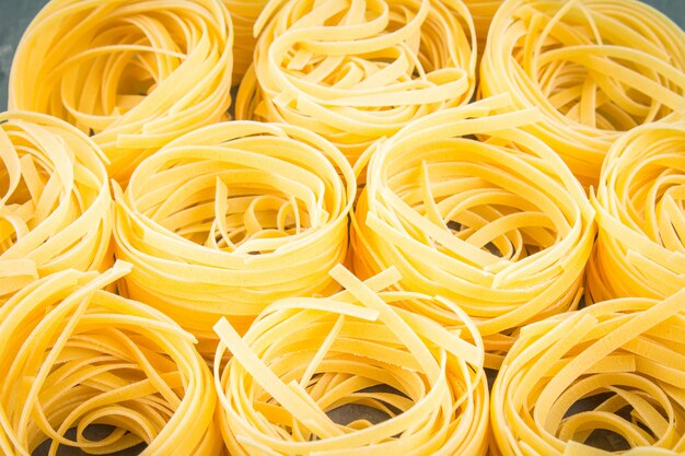 Ingredienti colorati freschi gustosi per cucinare le tagliatelle di pasta