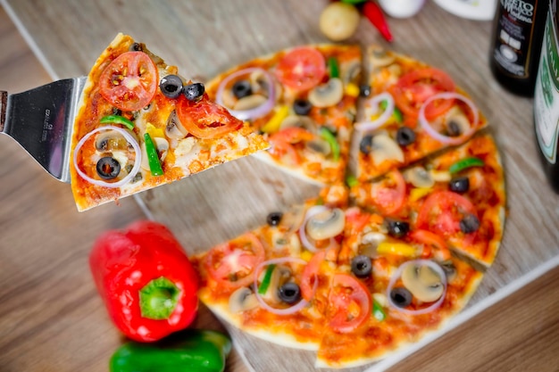 Ingredienti colorati popolari come pomodori, funghi, capsico, olive e altri ingredienti cotti al forno per una sana pizza
