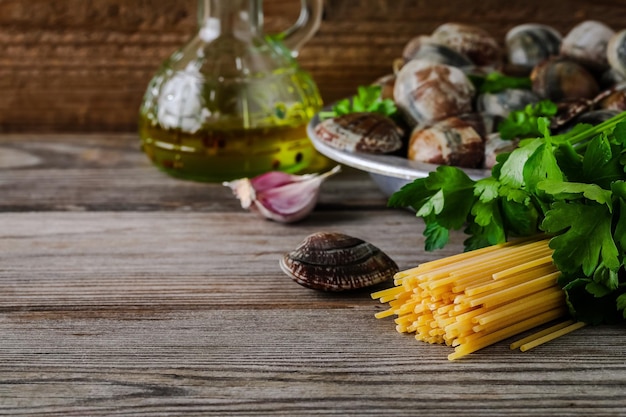 Ingredienti con vongole di mare per la pasta Spaghetti alle Vongole Cibo italiano