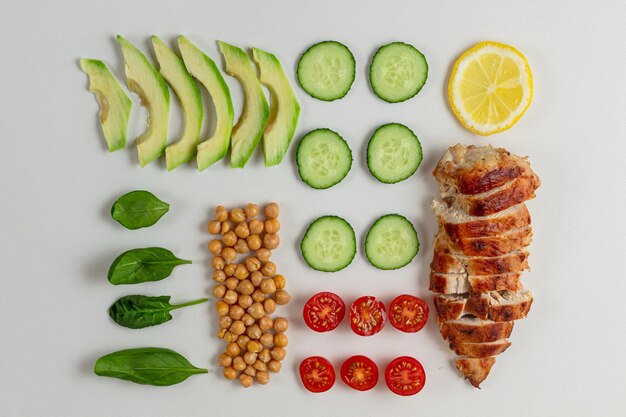 Ingredienti cotti per insalata dietetica con pollo avocado cetriolo pomodoro e spinaci