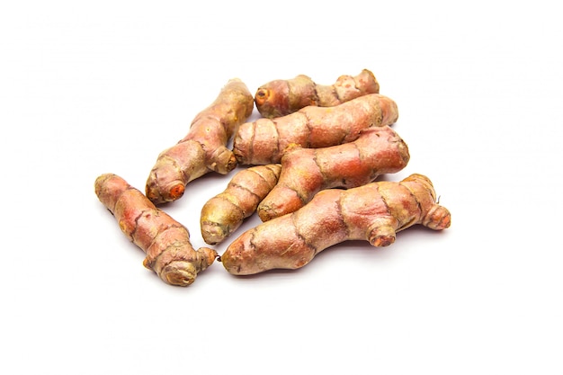 Ingredienti crudi della curcuma (curcuma longa Linn) per la fabbricazione della medicina di erbe isolata sul bianco.