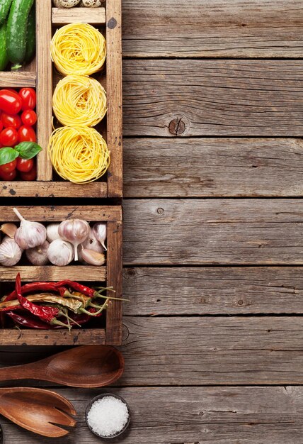 Ingredienti da cucina Pasta, verdure e spezie Vista dall'alto con spazio per la tua ricetta