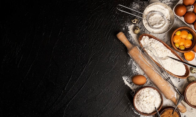 Ingredienti da forno per pasta su sfondo nero vista dall'alto