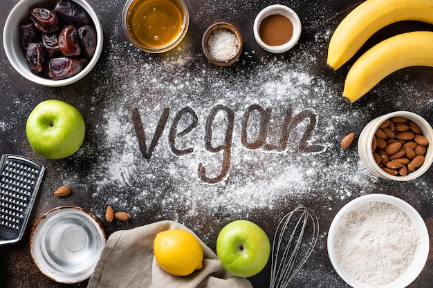 Ingredienti da forno vegani, utensili e parola Vegan