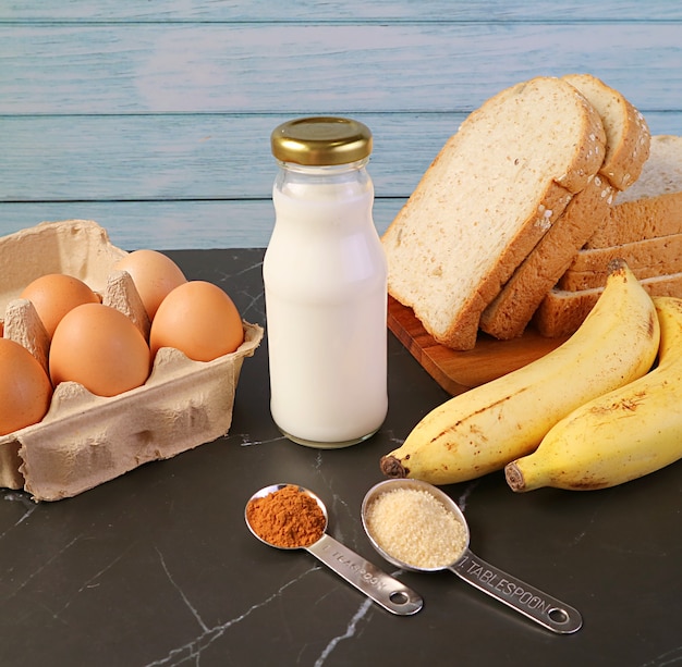 Ingredienti del budino di pane alla banana sul tavolo della cucina per il concetto di cucina casalinga