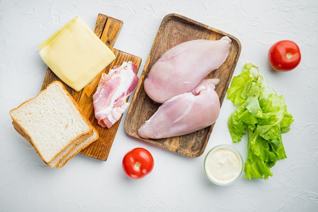 Ingredienti del club sandwich, sul tavolo bianco