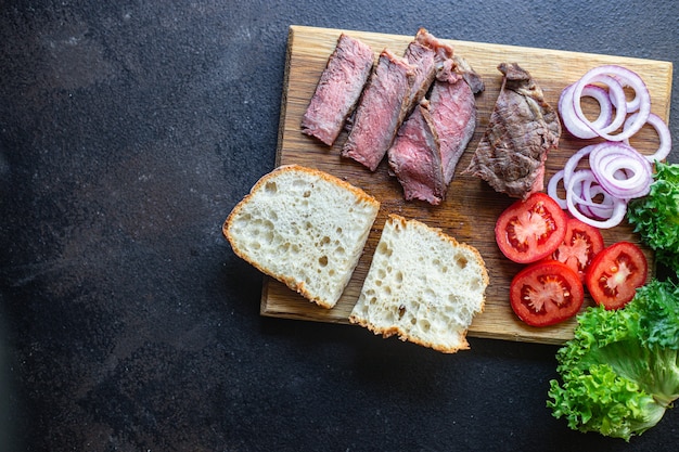 Ingredienti del panino su una tavola di legno