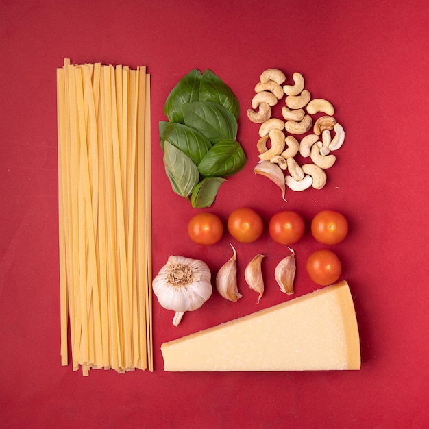 Ingredienti del pesto di pasta per pesto di salsa vegetariana verde con basilico parmigiano e olio d'oliva pasta tradizionale mediterranea