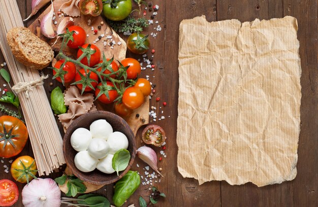 Ingredienti della cucina italiana: mozzarella, pomodori, aglio, erbe aromatiche e altri