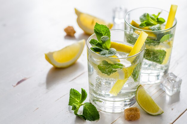 Ingredienti della limonata su fondo di legno bianco