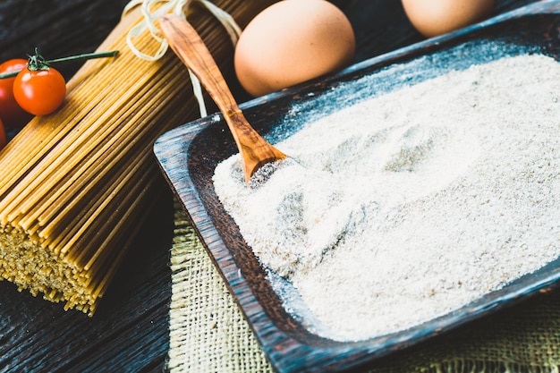 Ingredienti della pasta su legno