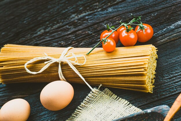 Ingredienti della pasta su legno