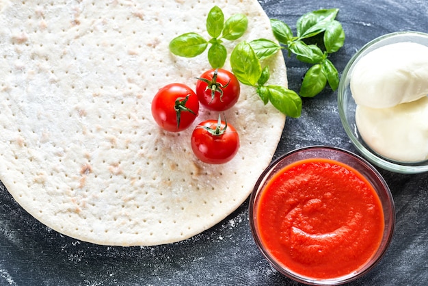 Ingredienti della pizza sulla superficie in legno scuro