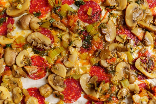 Ingredienti della pizza verdure con funghi e spezie da vicino sfondo alimentare