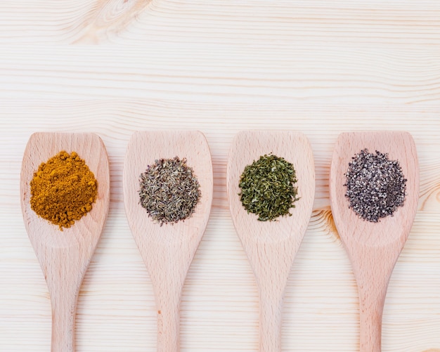 Ingredienti di cottura degli alimenti su fondo di legno rustico.