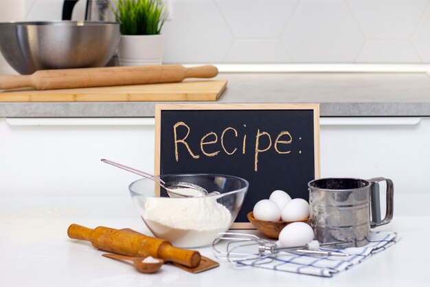 ingredienti di prodotti da forno sulla scheda di ricetta del tavolo