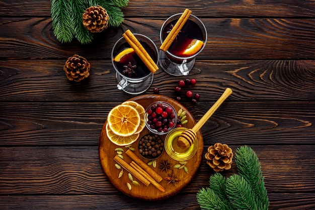 Ingredienti di ricetta vin brulè per bevanda calda di Natale in bicchieri