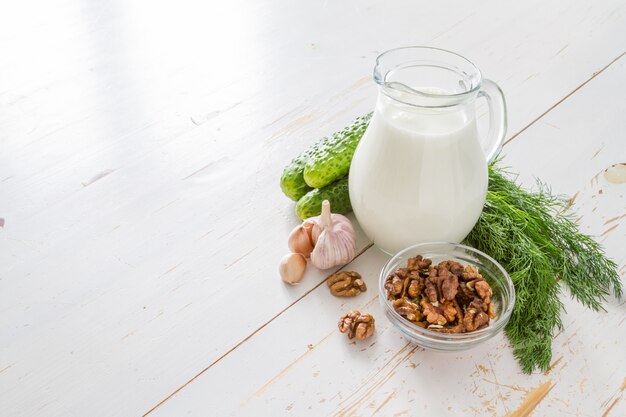 Ingredienti di Tarator su fondo di legno bianco