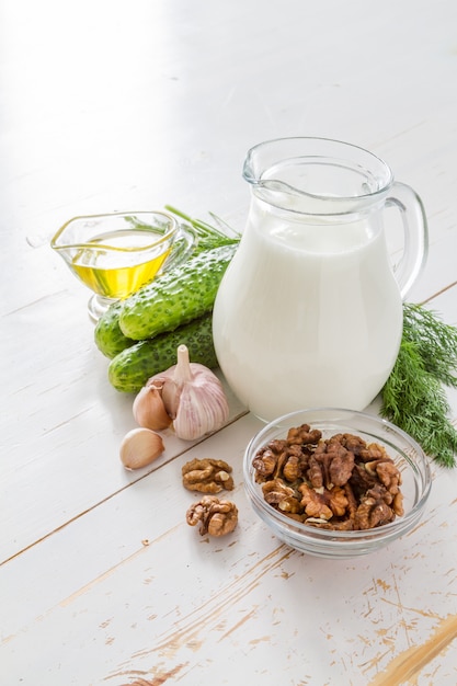 Ingredienti di Tarator su fondo di legno bianco