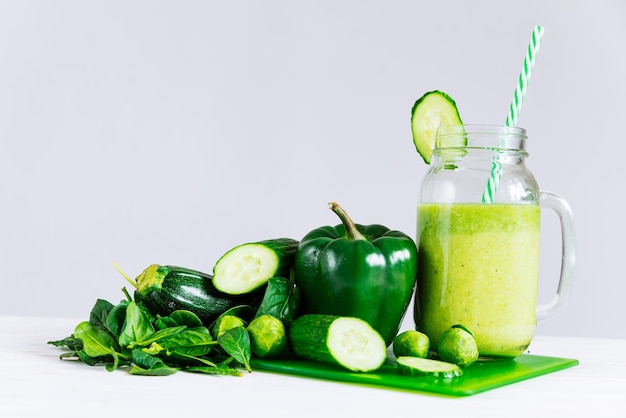 Ingredienti di verdure verdi per il concetto di cibo sano frullato