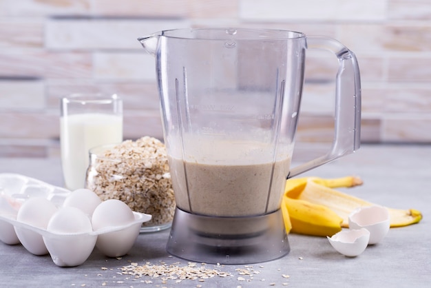 Ingredienti e strumenti per frittelle di avena con banana