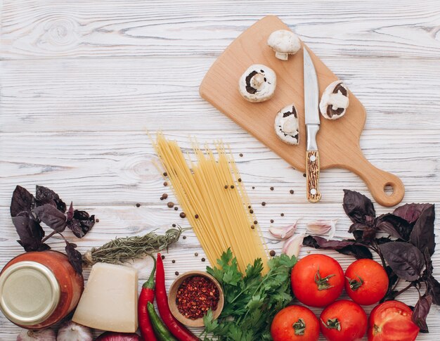 Ingredienti e una ricetta per pasta e salsa, vista dall&#39;alto e piatto lay.