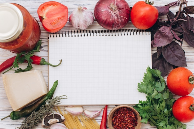 Ingredienti e una ricetta per pasta e salsa, vista dall&#39;alto e piatto lay.