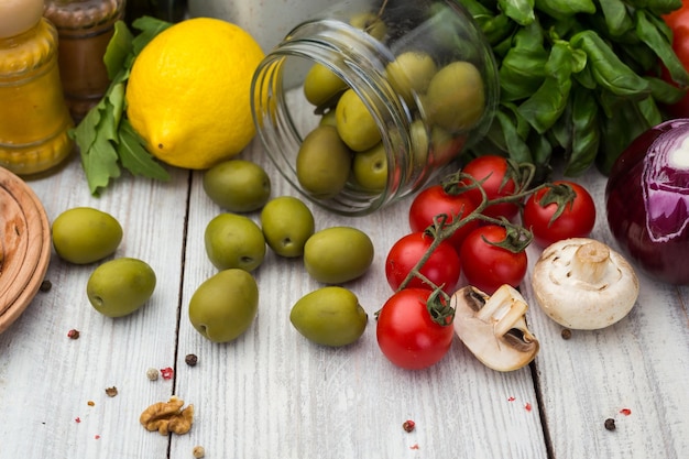 Ingredienti freschi e deliziosi per una cucina sana o un'insalata con pollo su sfondo di legno Dieta o concetto di cibo vegetariano