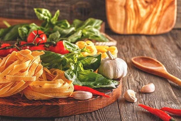 Ingredienti freschi per cucinare la pasta