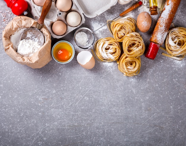 Ingredienti freschi per cucinare le tagliatelle italiane tradizionali della pasta