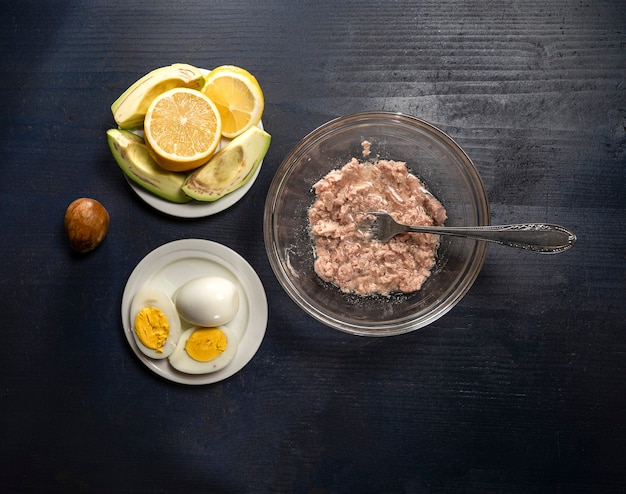 Ingredienti freschi per il guacamole fatto in casa su un tavolo di legno