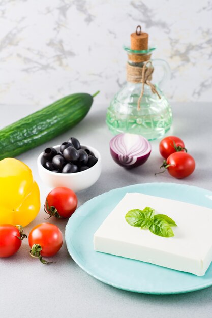 Ingredienti freschi per insalata greca fatta in casa sul tavolo