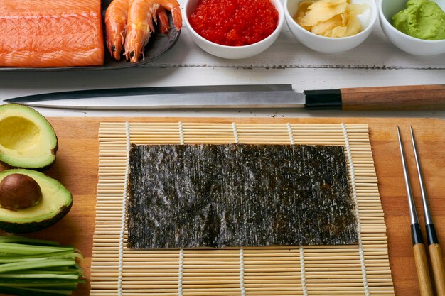 Ingredienti freschi per involtini di sushi sashimi maki