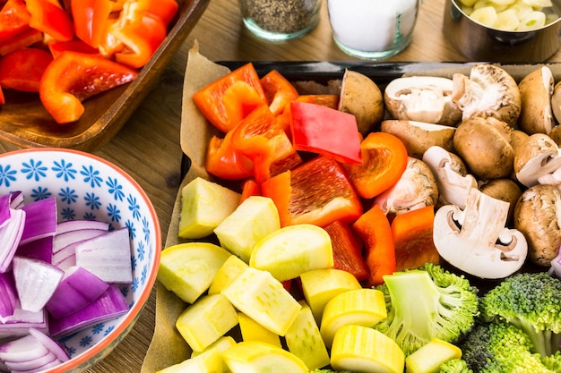 Ingredienti freschi per la preparazione di verdure miste arrosto sul tavolo.