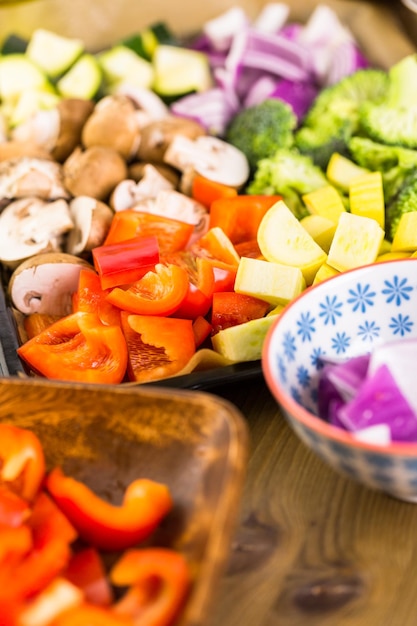 Ingredienti freschi per la preparazione di verdure miste arrosto sul tavolo.