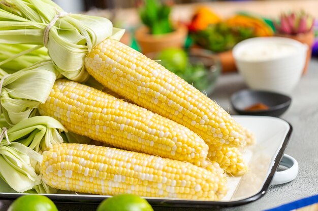 Ingredienti freschi per preparare grigliate di elote di mais messicano di strada.