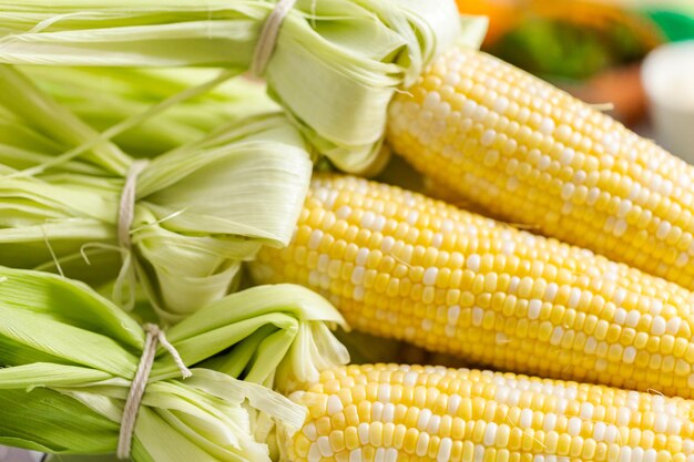 Ingredienti freschi per preparare grigliate di elote di mais messicano di strada.