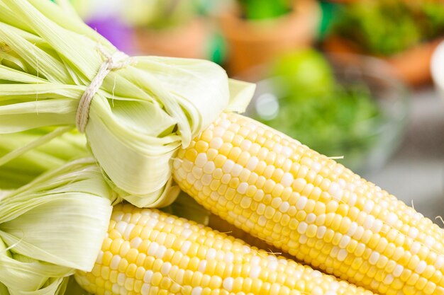 Ingredienti freschi per preparare grigliate di elote di mais messicano di strada.