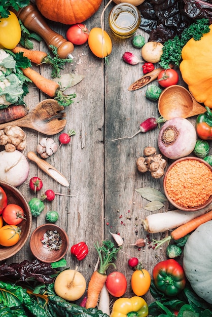 Ingredienti freschi per una cucina sana o insalata su sfondo di legno Vista dall'alto Copia spazio Dieta o concetto di cibo vegetariano Assortimento di cagliata zucca carota pepe cavolo aglio pomodori