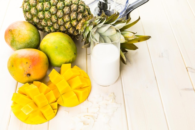 Ingredienti freschi sul tavolo per preparare un frullato con frutti tropicali.